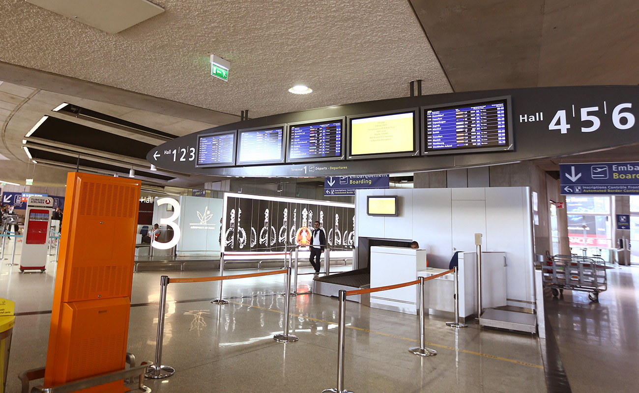 Paris Orly Havalimanı'nda grev nedeniyle uçuşlar iptal edildi