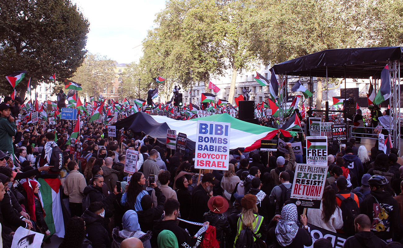 Londra'da binlerce kişi Filistin için yürüdü