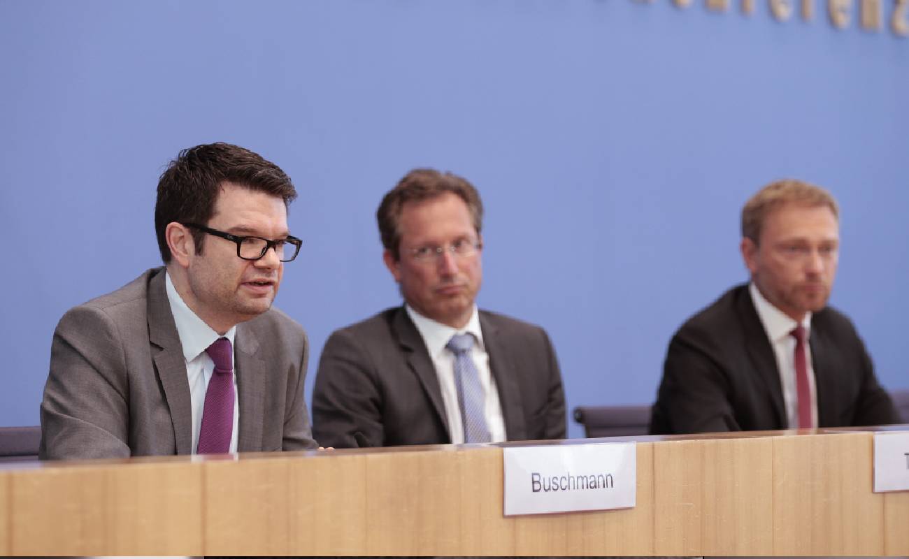 FDP'li bakanlardan ortak makale
