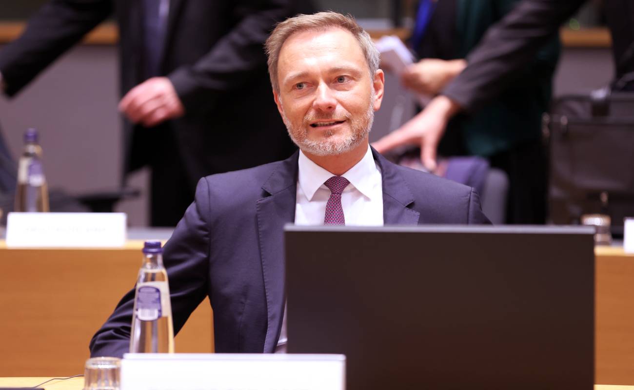 Komisyon, Lindner'in bütçesini makasladı