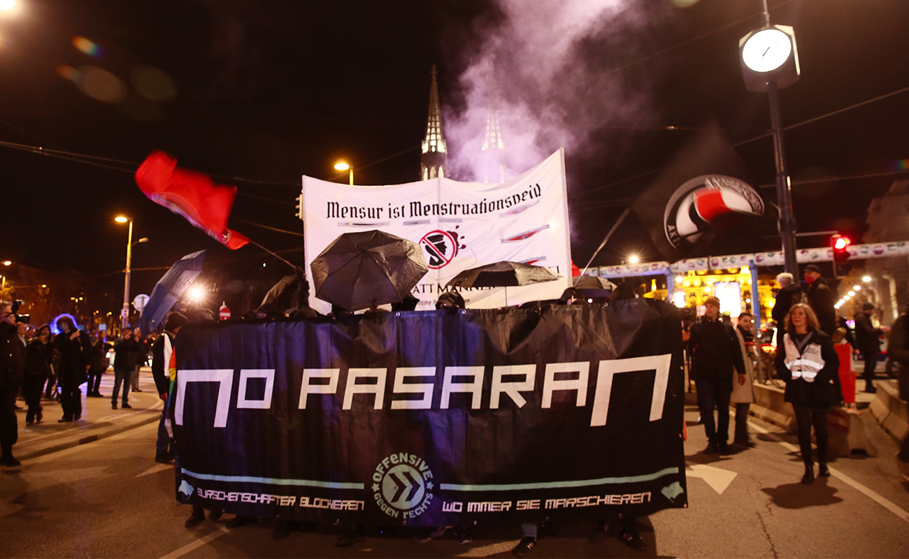 Irkçı balo protesto edildi