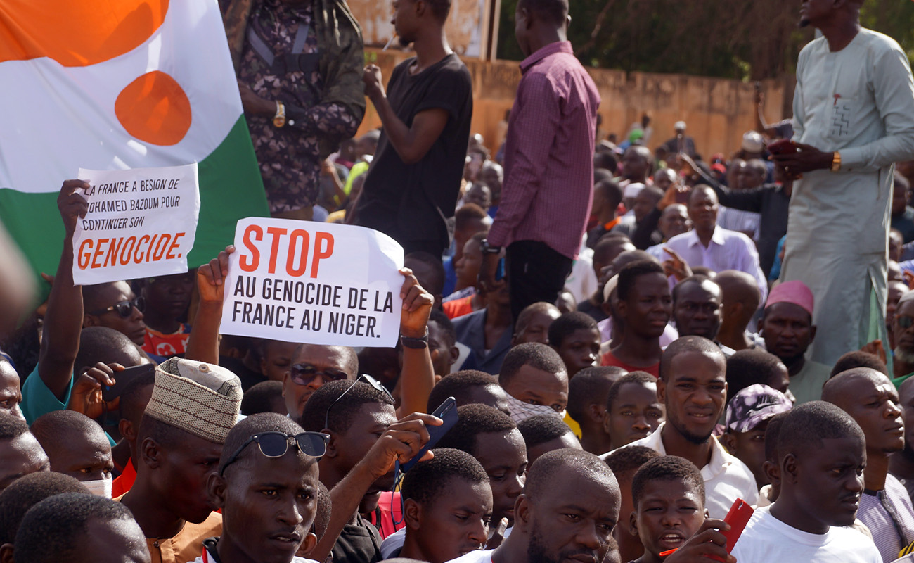 Nijer’de darbe sonrası Fransız Büyükelçiliği önünde protesto
