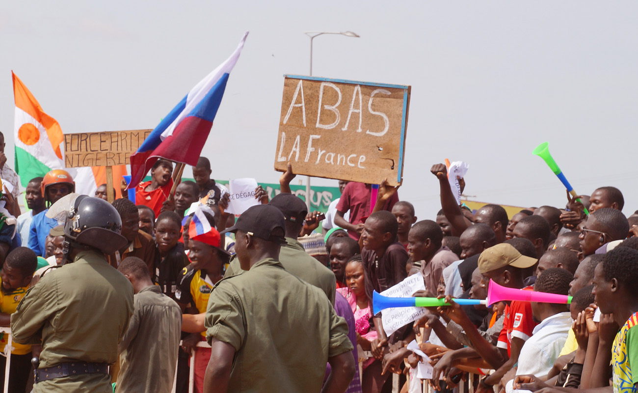 Nijer'de Fransa karşıtları, Fransız askeri üssünün etrafında bekliyor