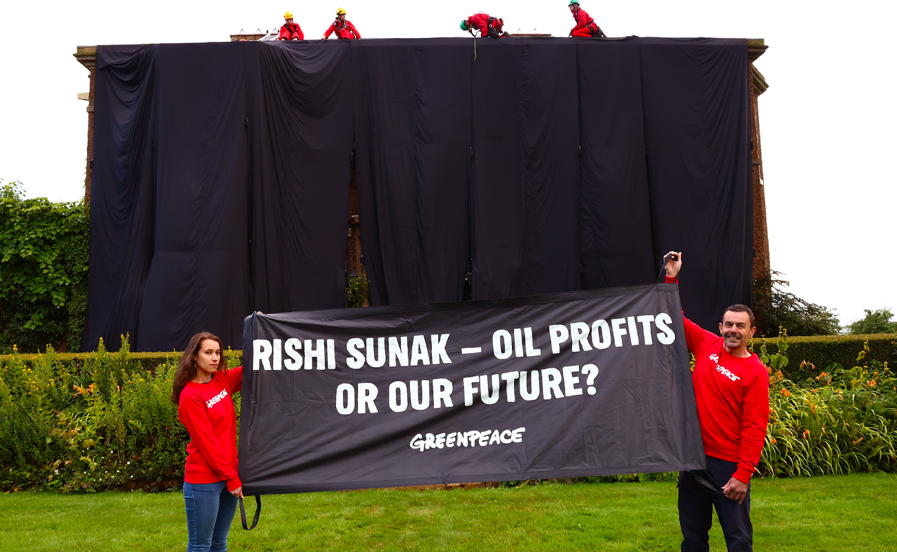 Greenpeace, Rishi Sunak'ın evini siyah örtüyle kapladı