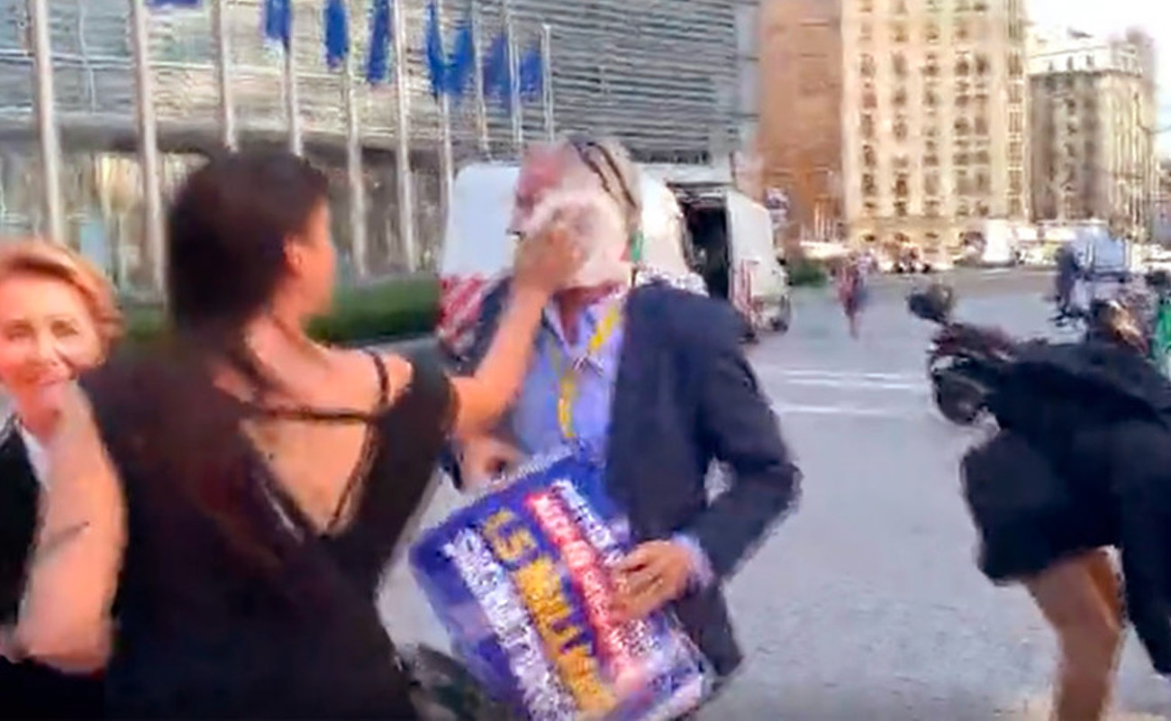 Ryanair CEO’suna pastalı protesto